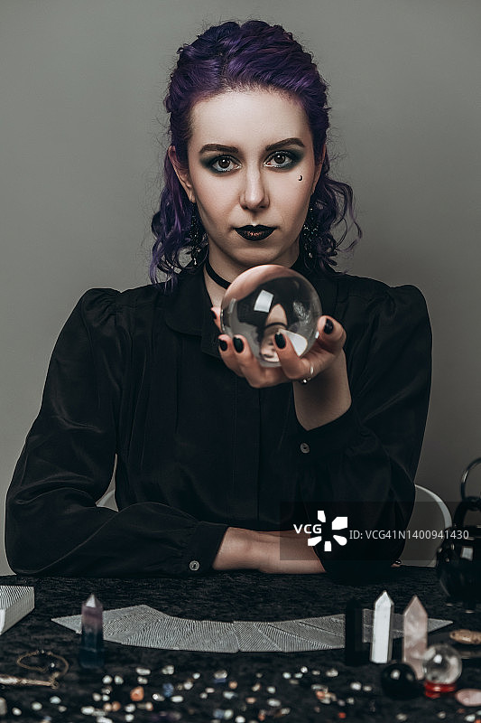 拿着水晶球的年轻算命师图片素材