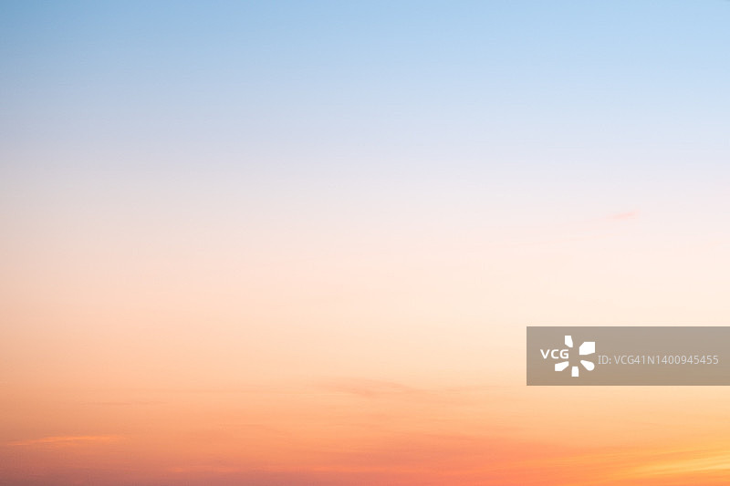 黄昏时天空的颜色渐变图片素材