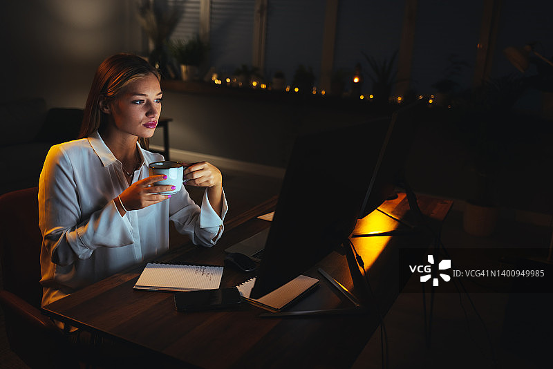 工作到很晚图片素材