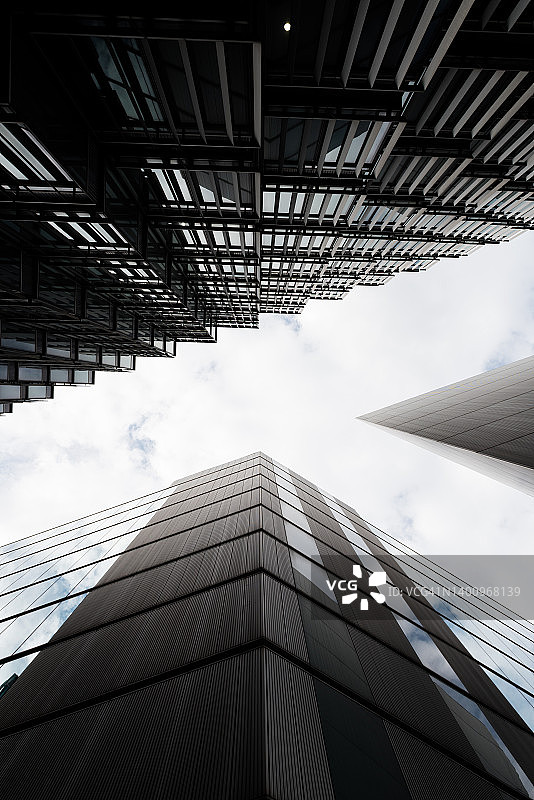 伦敦现代办公楼的仰视图图片素材