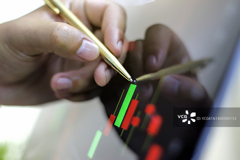 商人在新冠疫情危机中分析股票图表，为股市投资和金融业务规划提供选择性股票，以应对股市崩盘和金融危机图片素材