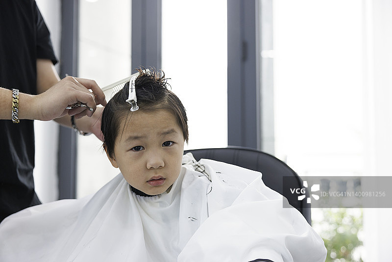 理发店里快乐的男孩肖像图片素材