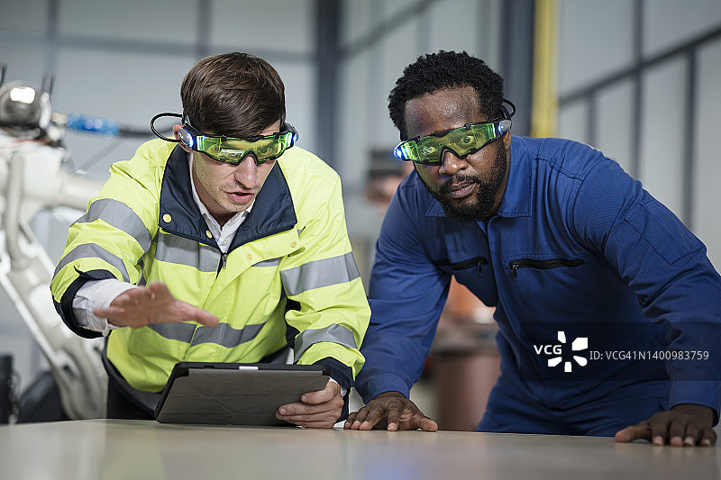 制造行业焊接过程的数据分析与建模技术。制造过程工程师正在模拟汽车零部件生产的焊接过程，以确认质量并调整生产过程的灵活性。图片素材