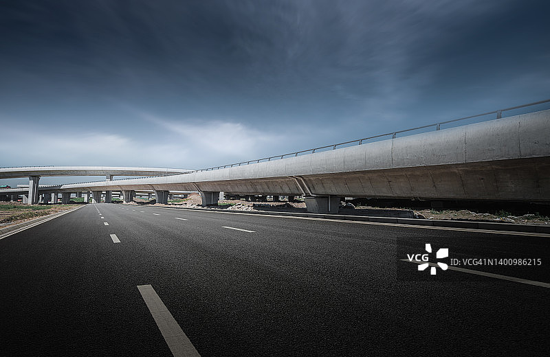 高架桥旁的沥青路图片素材