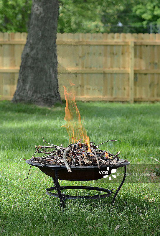 安全燃烧的金属防火圈（火坑）图片素材