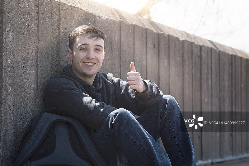 校园里乐观积极的快乐学生图片素材