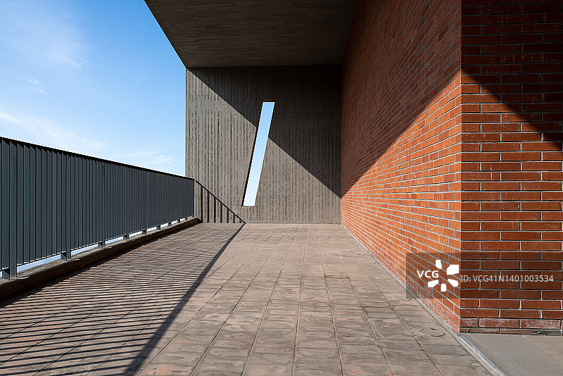 阳光照亮砖墙和走廊图片素材