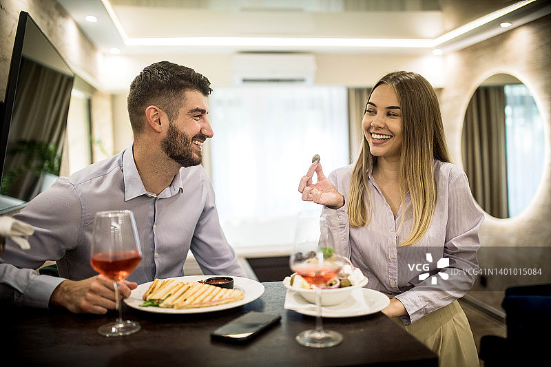 商务人士酒店房间放松品酒图片素材