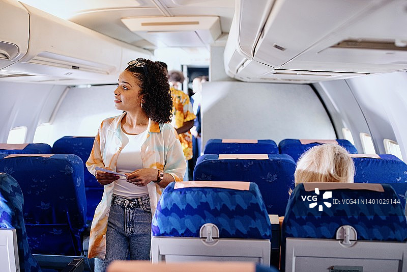 乘客登上飞机寻找座位图片素材