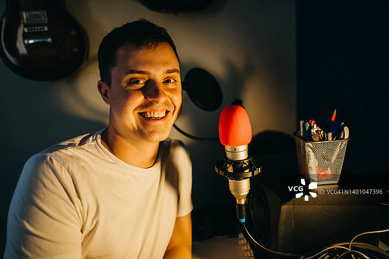 男人在家用工作室制作音频播客图片素材