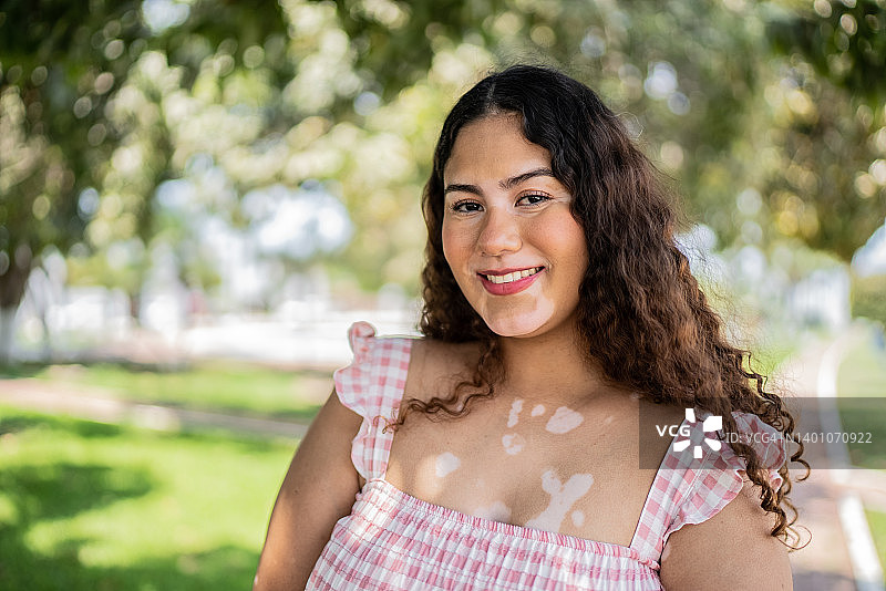 户外年轻女子的肖像图片素材