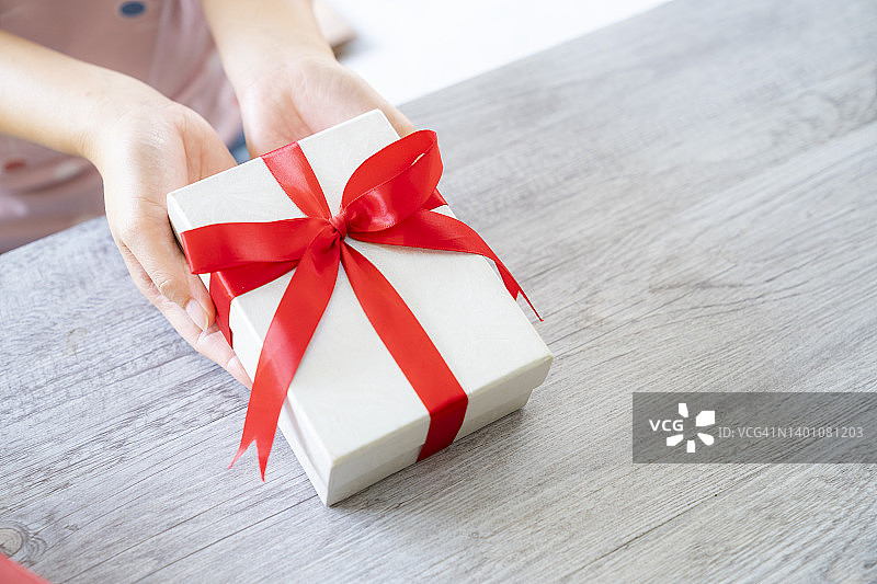 女人赠送礼品盒图片素材