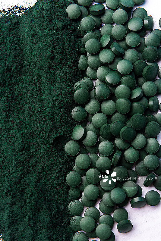 螺旋藻片剂与粉末图片素材