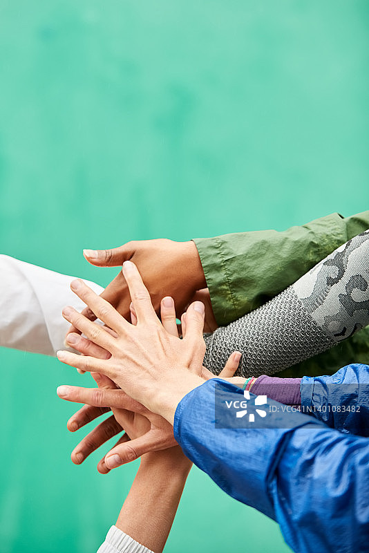 锻炼后叠手的女性朋友群体图片素材