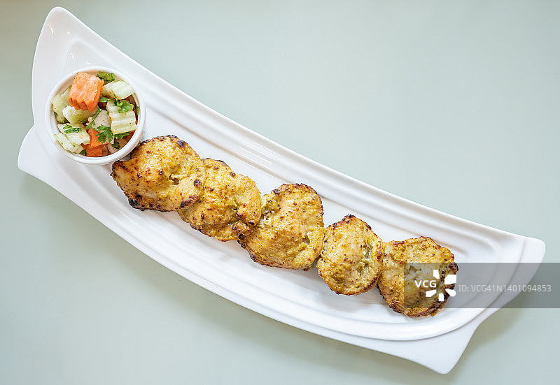 高角度拍摄的唐杜里烤鸡肉串图片素材