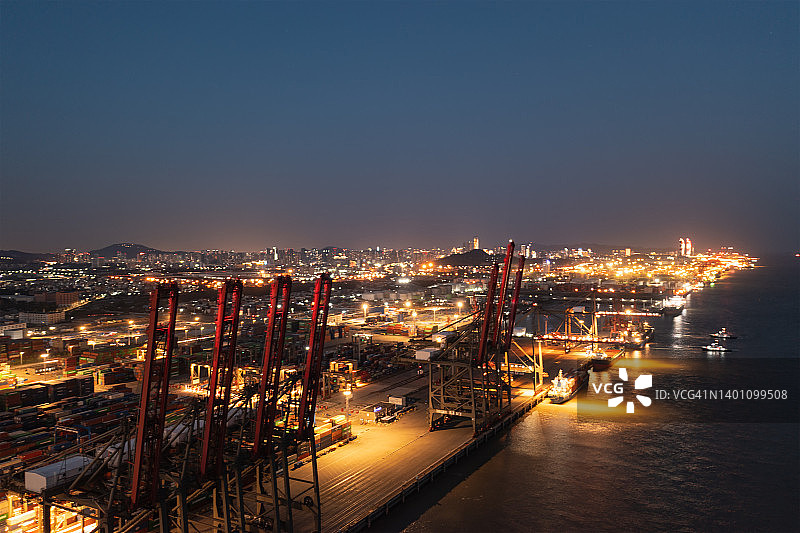 日落后灯火通明的集装箱码头图片素材