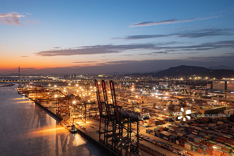 日落后灯火通明的集装箱码头图片素材