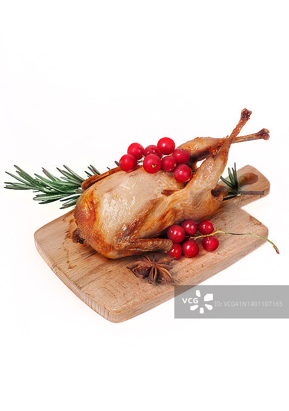 烤鹌鹑配香料和浆果，白色背景图片素材