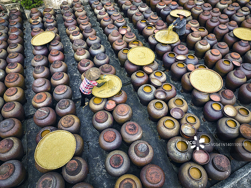 在红焰镇制作酱油，这是一种越南传统酱油，由大米和酱油发酵而成图片素材