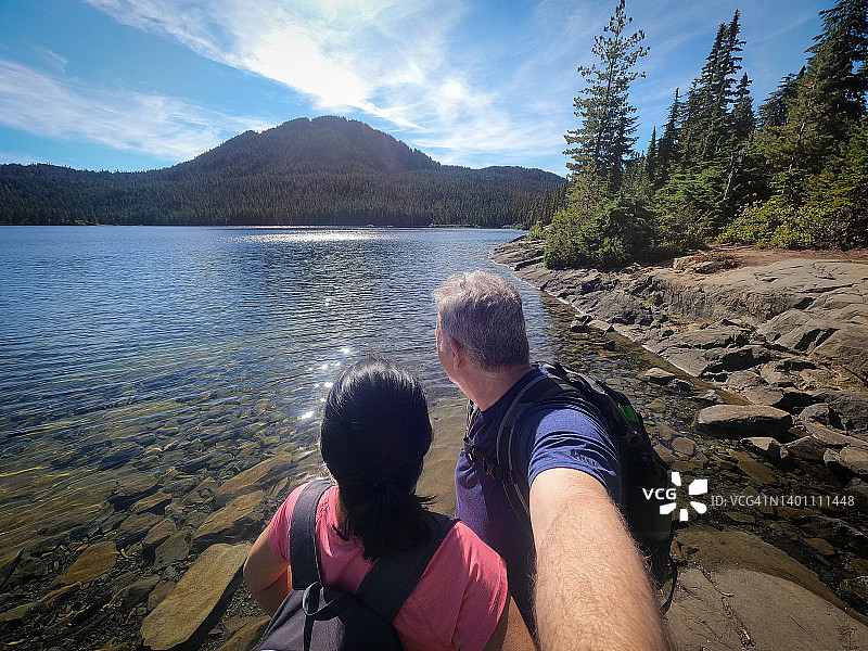 享受高山湖泊美景的中年夫妇图片素材