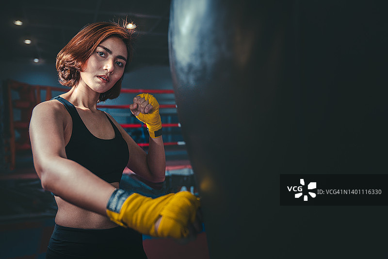 年轻女拳击手缠着绷带准备拳击训练图片素材