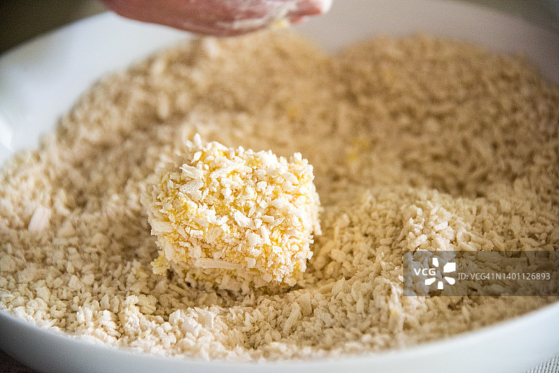 制作意式马车奶酪的三明治图片素材