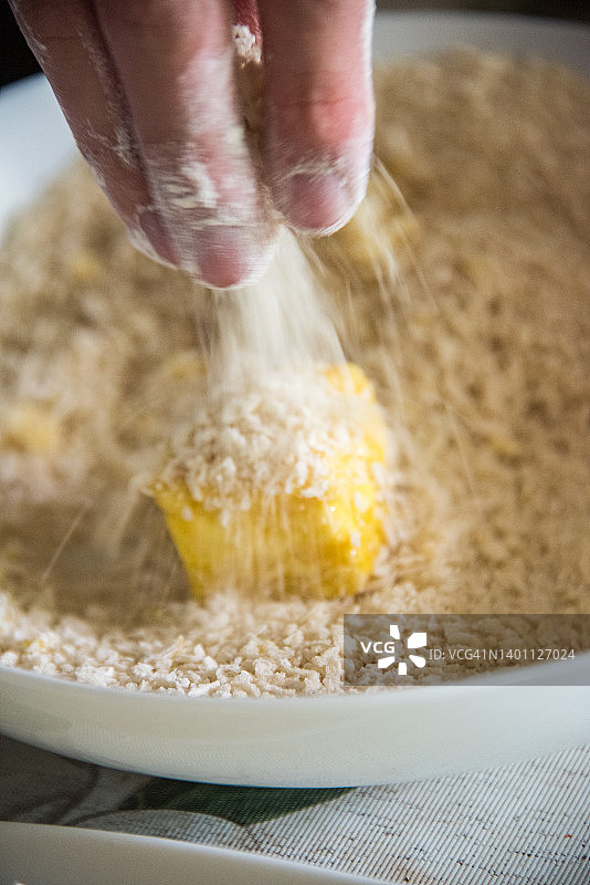 制作意式马车奶酪的三明治图片素材