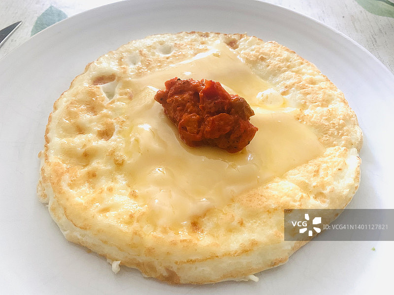 奶酪和Ajvar蛋白煎蛋卷图片素材