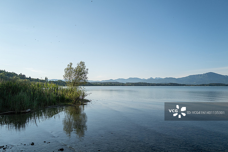 晨光中湖中的岛屿图片素材