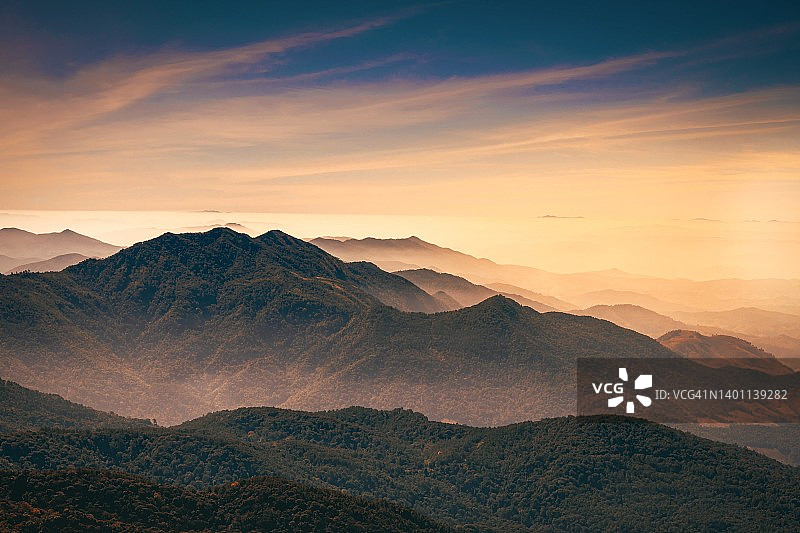 日出时分山脉云海的风景图片素材