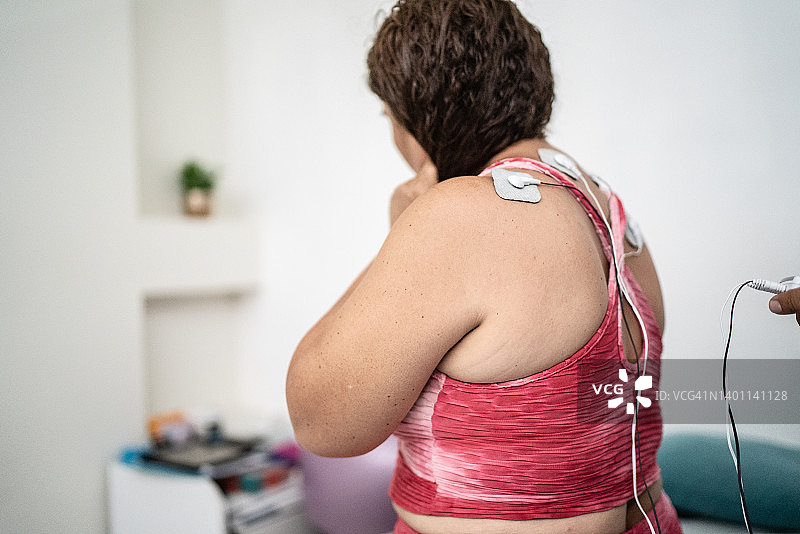 物理治疗中的电刺激图片素材