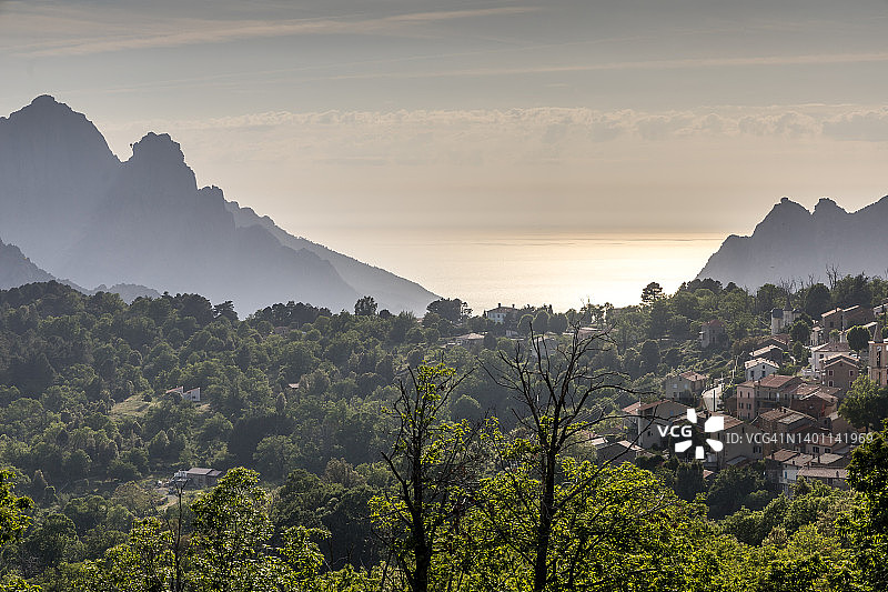 埃维萨小镇，背景是地中海图片素材