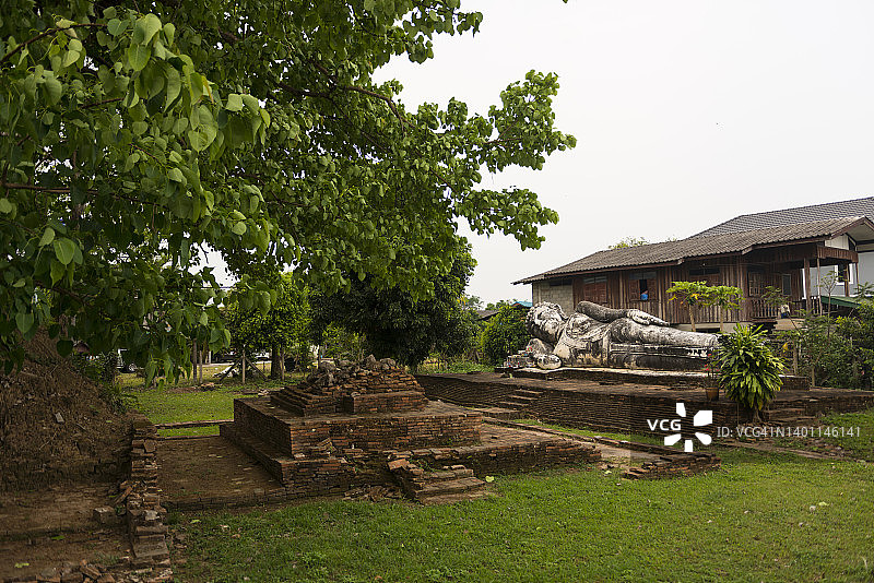 清盛清莱卧佛寺遗址的倾斜佛像图片素材