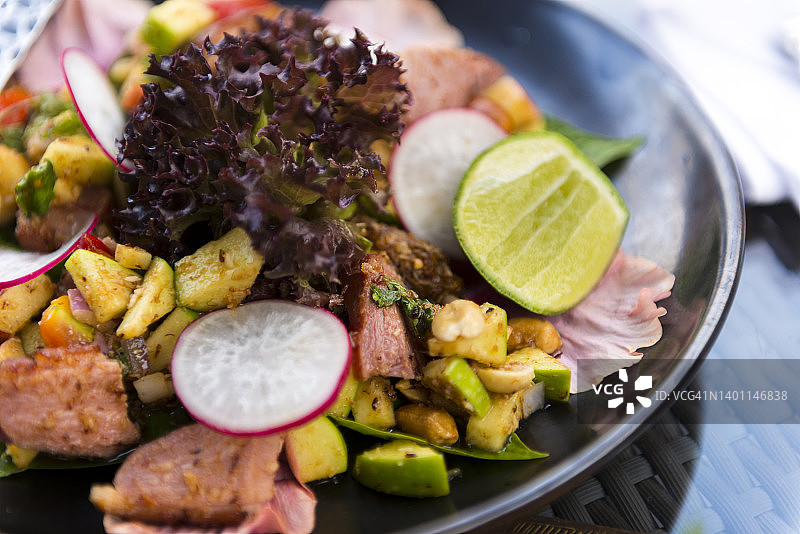 烟熏鸭胸沙拉配热带蔬菜和种子图片素材
