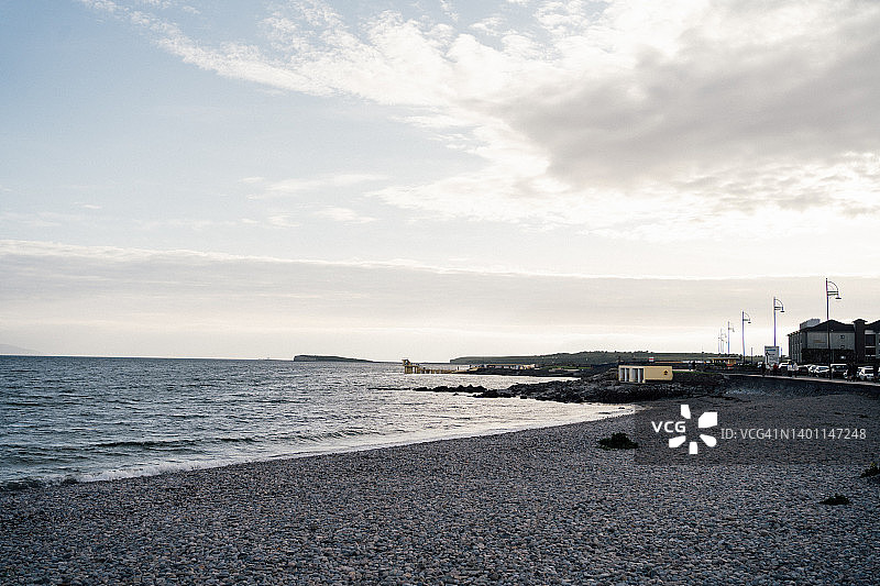 日落时分天空多云的索尔特希尔海滩图片素材