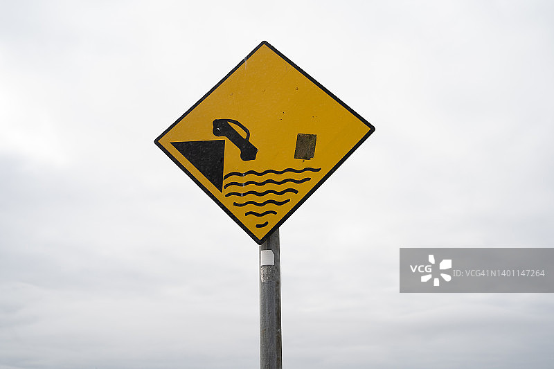 戈尔韦港口的警告标志图片素材