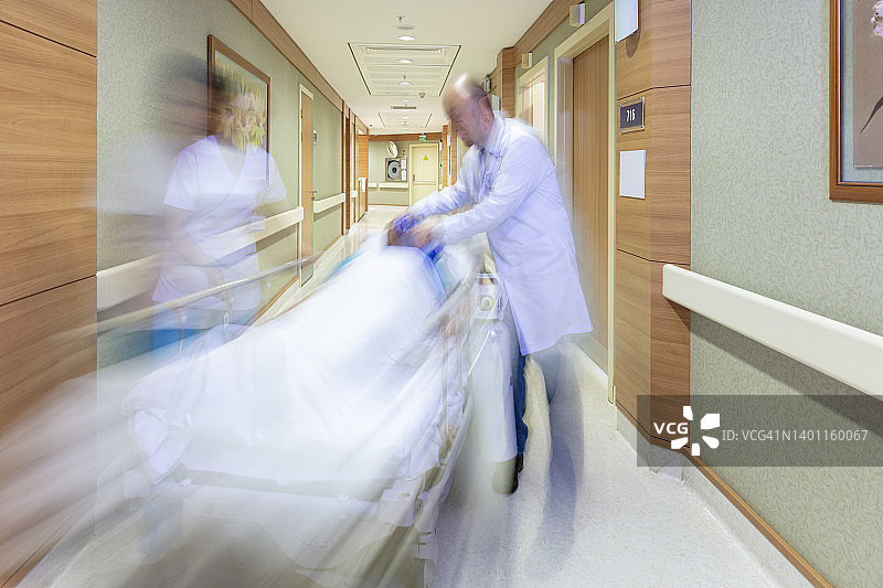 医生用轮椅送病人图片素材