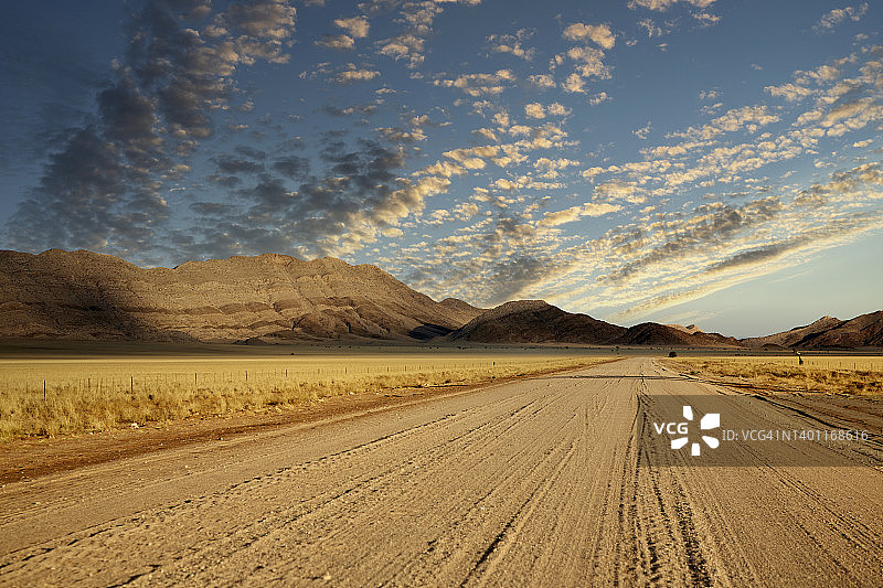 通往远方的开放沙漠公路图片素材