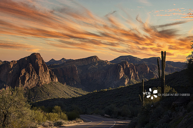 通往远方的开放式公路图片素材