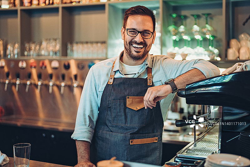 微笑的酒保肖像图片素材