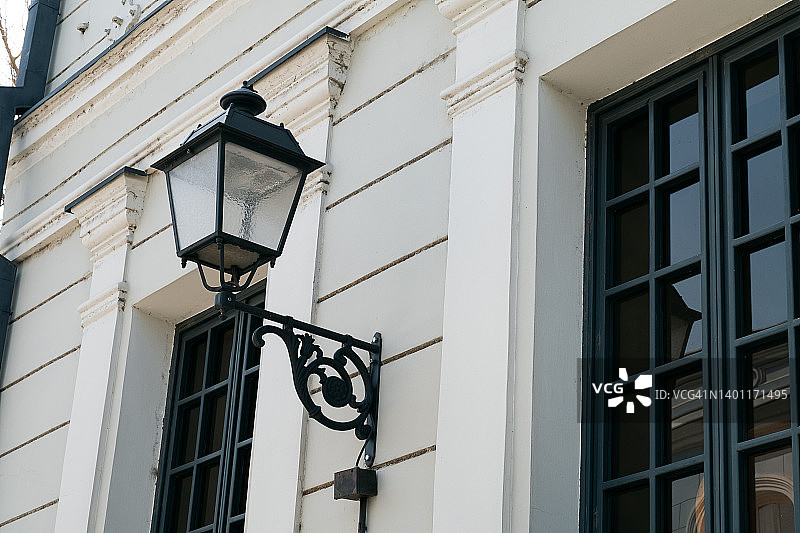 多层建筑上时尚的复古街灯，建筑外墙上的街道照明图片素材