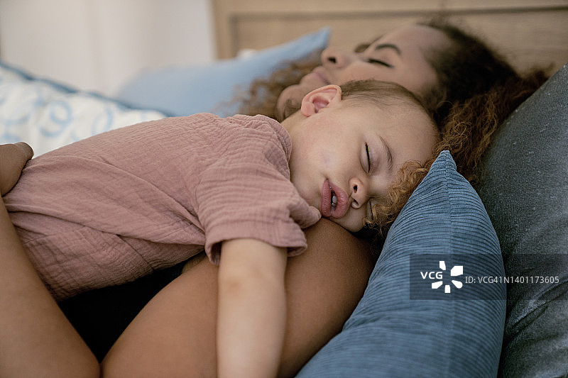 母亲哄宝宝睡觉图片素材