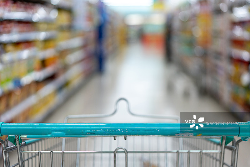 杂货店购物车与模糊的通道图片素材