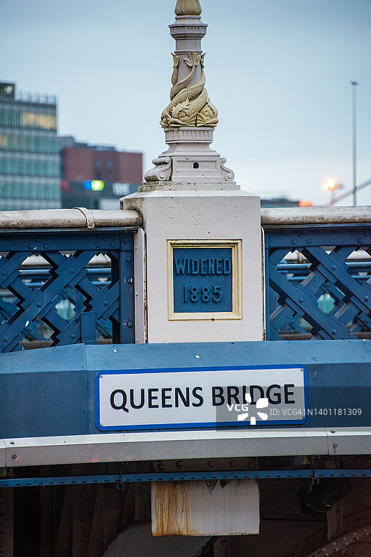 贝尔法斯特皇后桥上的维多利亚时期路灯和名称标志图片素材