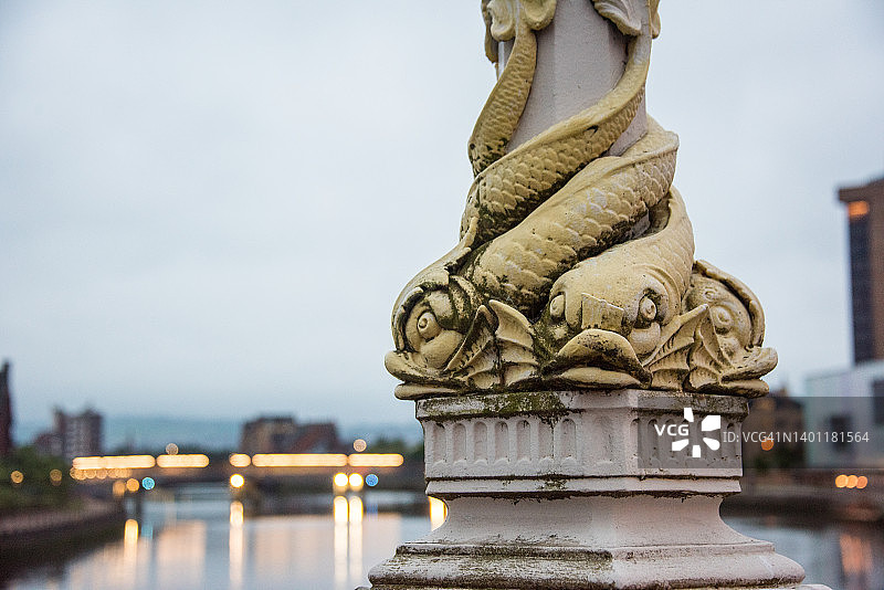 贝尔法斯特皇后桥上的维多利亚式路灯图片素材