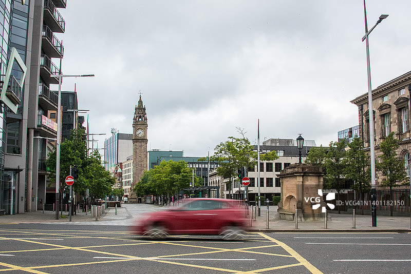 在贝尔法斯特皇后广场行驶的红色汽车图片素材