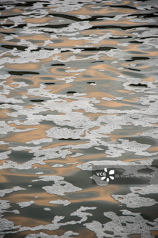 拉甘河表面的泡沫图片素材
