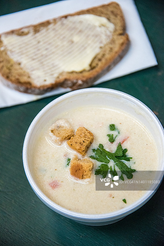 爱尔兰海鲜杂烩浓汤与苏打面包图片素材