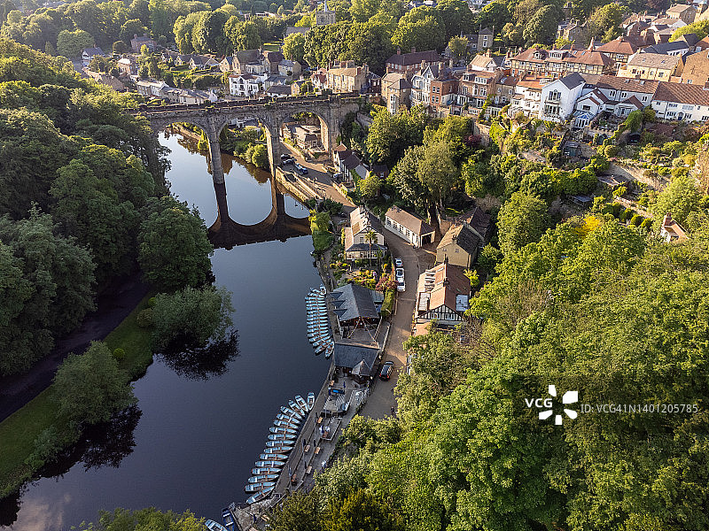 北约克郡克纳雷斯伯勒镇的航拍景色，有铁路高架桥和尼德河图片素材