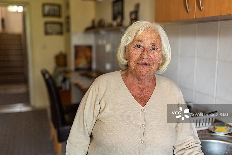 在家厨房里的年长女性肖像图片素材